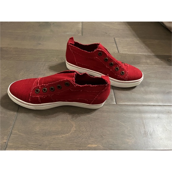 Red slip on tennis shoes - Picture 4 of 6